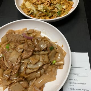 S17 干炒牛河/BEEF CHOW FUN